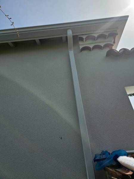 Installation de gouttières avec descentes et parafeuilles sur une maison à Mimizan