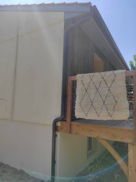 Les gouttières Niagara et les descentes 80mm en bleu ardoise subliment votre maison à Biscarrosse