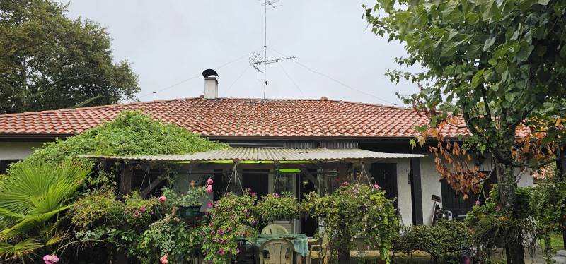 Quels avantages offrent des gouttières n325 de couleur marron avec descentes 80mm de qualité installées à Mimizan