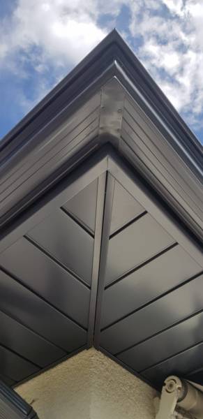 Lambris alu et des gouttières Niagara bleu ardoise sur-mesure à Biscarrosse dans les Landes