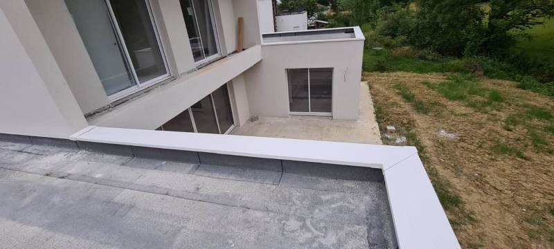 Chantier de couvertine en continu sur la commune de Laroin