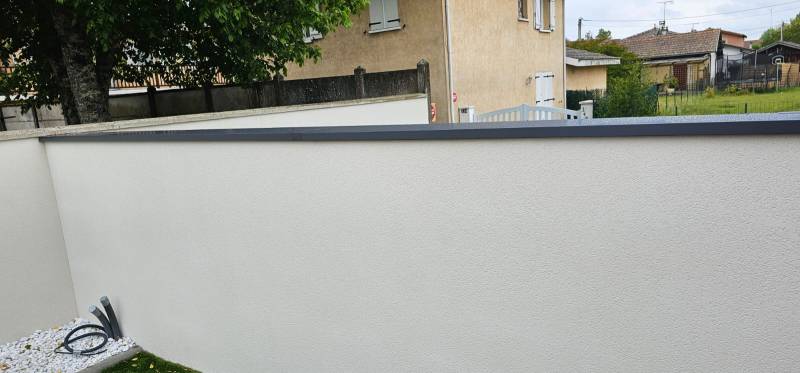 Couvertine en pliage bleu ardoise, chapeaux de piliers et appuis de fenêtre blancs sur mesure à Parentis-en-Born