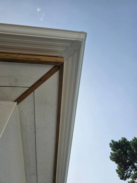 Installation de gouttières blanches avec descentes et parafeuilles à Mimizan dans les Landes