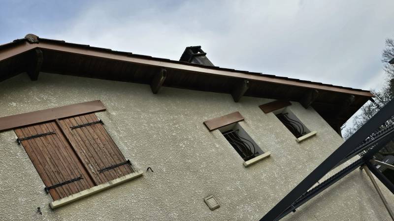 Sublimer votre extérieur avec des habillages bandeaux de qualité et poutres couleur chaîne doré pour un aspect esthétique à Salles en Gironde