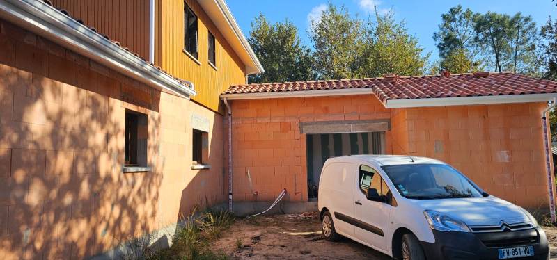 Gouttières N325 en alu blanches avec des descentes de dimensions 60x80 sur mesure à Parentis-en-Born