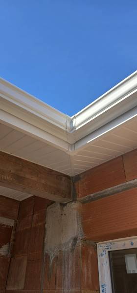 Trouver une entreprise pour la pose de gouttières G300 et de descentes 60x80 blanches à Biscarrosse