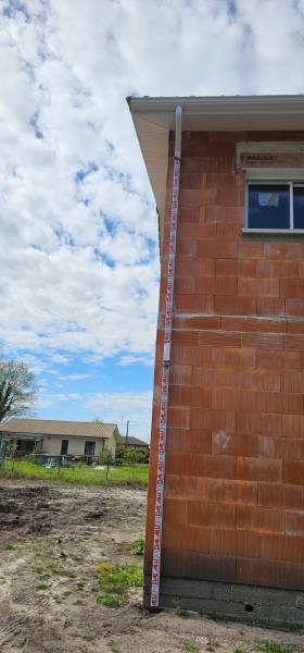 Gouttières corniche traditionnelle G300 avec descentes 60x80, sous-faces PVC et bandeaux en aluminium couleur blanche par AGB à Luë