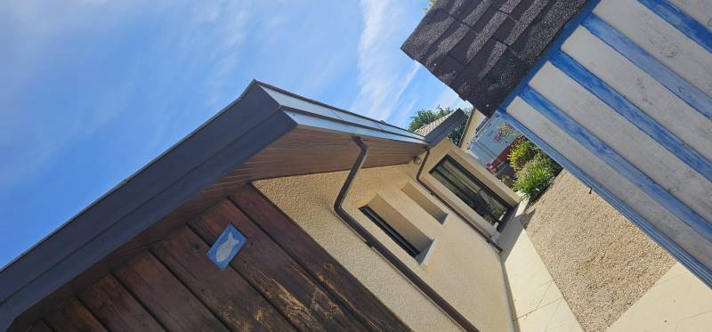 Protection de votre maison par un spécialiste à Gujan Mestras des intempéries avec un habillage en bandeaux et des gouttières 325 et leur descente