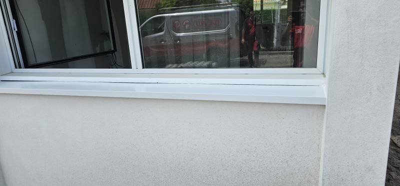 Appui fenêtre blanc en alu pour améliorer l’esthétique d’un établissement médical à Biscarrosse dans les Landes