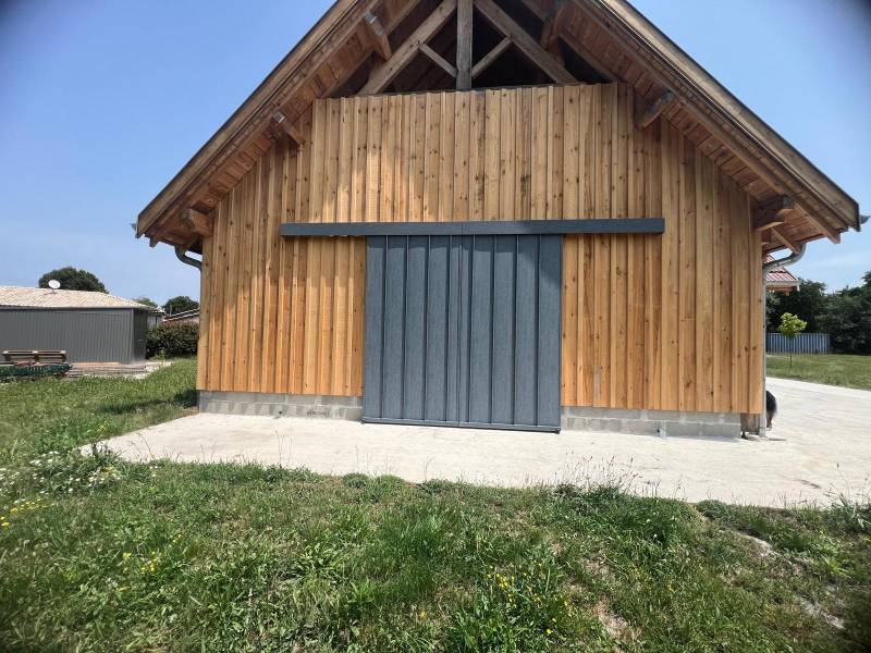 Choisir un habillage de châssis de qualité en ferraille avec un capotage de finition en joint debout pour une porte sur un chantier situé au Barp
