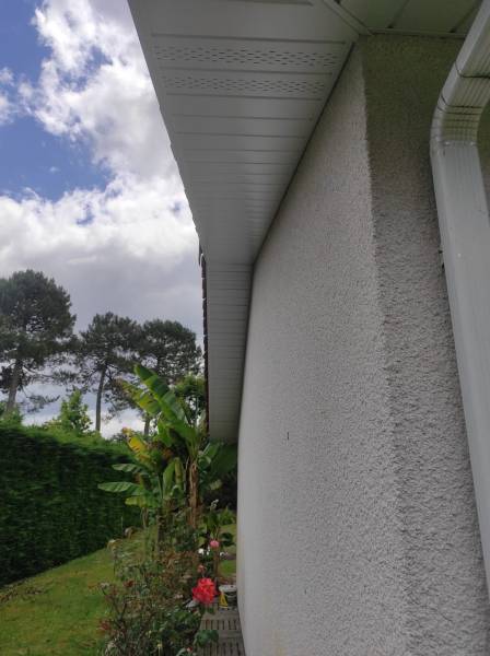 Lambris en aluminium et un habillage en bandeaux blancs de qualité pour une façade élégante et une apparence moderne sur mesure au Barp en Gironde