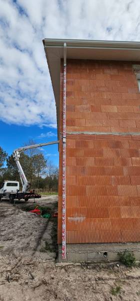 Gouttières corniche traditionnelle G300 avec descentes 60x80, sous-faces PVC et bandeaux en aluminium couleur blanche esthétique à Luë