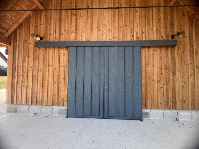 Choisir un habillage de châssis en ferraille avec un capotage de finition en joint debout sur-mesure pour une porte sur un chantier situé au Barp