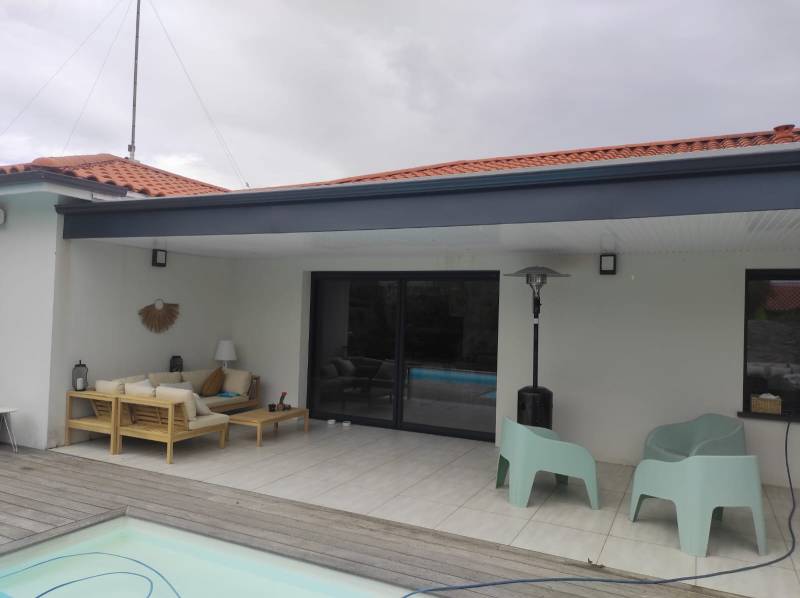 Protégez votre maison grâce à Alu Gouttières Bisca des eaux pluviales avec un habillage, des gouttières de type corniche G300 avec leurs descentes de couleur bleu ardoise près de Parentis-en-Born