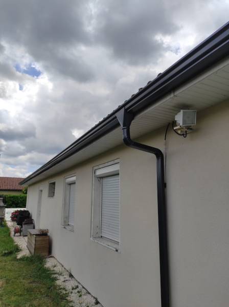 Choisir une entreprise pour installer des gouttières Niagara de couleur bleu ardoise aux alentours de Saint-Pierre-du-Mont