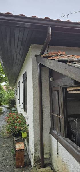 Quels avantages offrent des gouttières n325 de couleur marron avec descentes 80mm installées à Mimizan dans les Landes