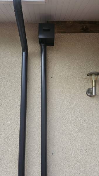 Comment installer une boîte à eau bleu ardoise et une descente 80 mm assortie à Biganos 