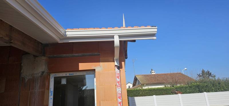 Quelle entreprise pour la pose de gouttières G300 et de descentes 60x80 blanches à Biscarrosse