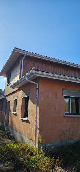 Gouttières N325 en alu blanches avec des descentes de dimensions 60x80 pas chères à Parentis-en-Born