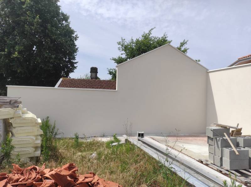 Protéger avec des couvertines et gouttières Niagara blanches en continu ma toiture contre les intempéries et améliorer son esthétique à Biscarrosse par Alu Gouttières Bisca