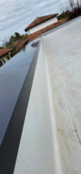 Pourquoi choisir une couvertine mécanique bleu ardoise sur mesure pour sublimer les détails de vos finitions à Biscarrosse