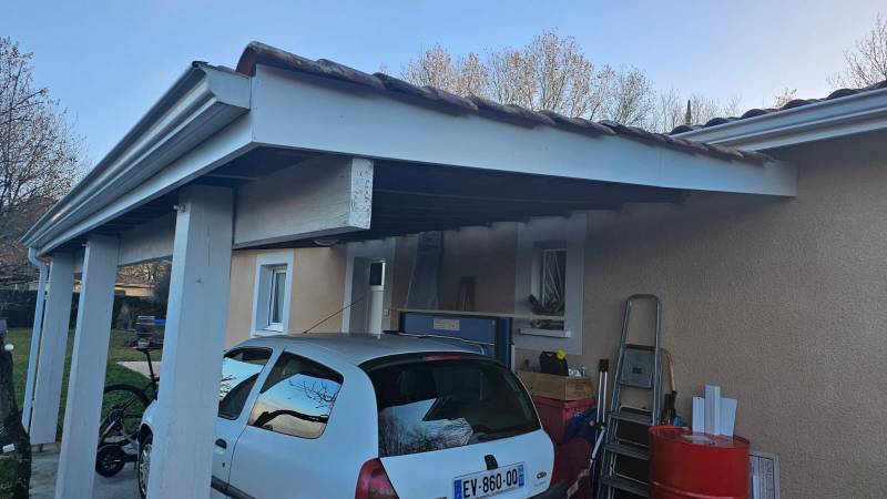 Bandeaux en aluminium blanc avec parefeuilles au Barp pour vos extérieurs