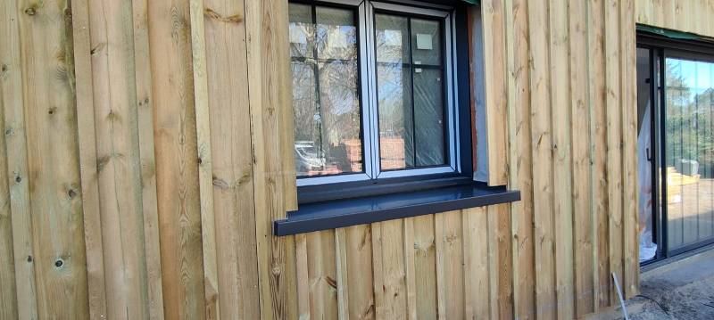 Gouttières Niagara N325, de descentes 60x80 et d’un appui de fenêtre bleu ardoise par des professionnels à Cazaux