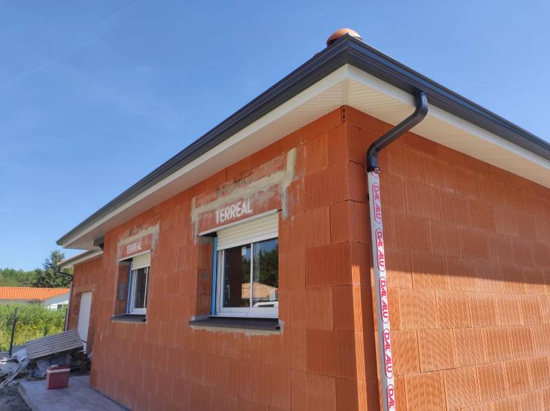 Habillage de bandeaux en aluminium et gouttières G300 sur ma maison aux alentours d’Orx