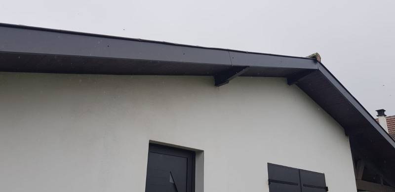 Pourquoi choisir un habillage de bandeaux noir graphite de qualité et des gouttières Niagara de qualité à Mimizan