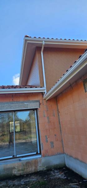 Gouttières N325 en alu blanches avec des descentes de dimensions 60x80 sur mesure à Parentis-en-Born dans les Landes