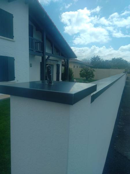 Couvertines Annapurna avec chapeaux de poteaux couleur bleu ardoise de qualité à Parentis-en-Born