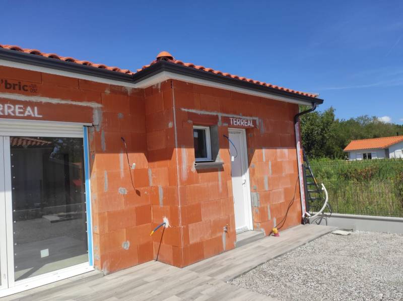 Comment faire pour mettre en place un habillage de bandeaux en aluminium et des gouttières G300 avec leurs descentes sur ma maison près d’Orx