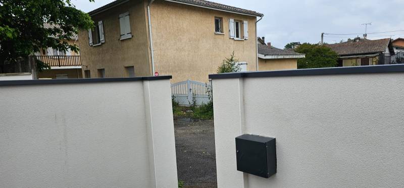 Couvertine en pliage bleu ardoise, chapeaux de piliers et appuis de fenêtre blancs pour vos façades à Parentis-en-Born