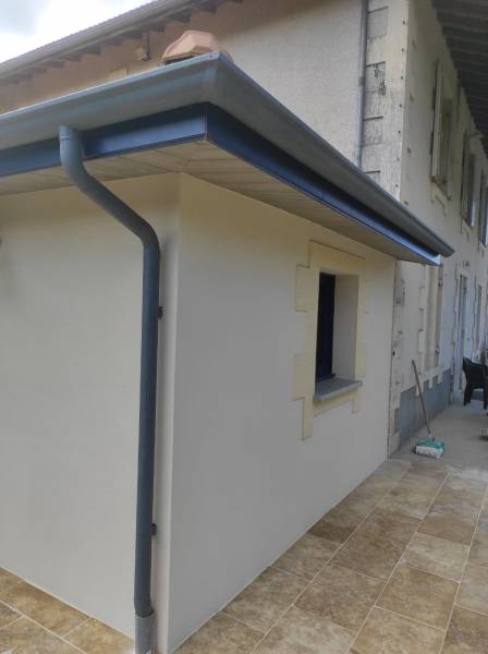 Pourquoi choisir l’installation de gouttières San Marco de couleur gris antique au Barp ?