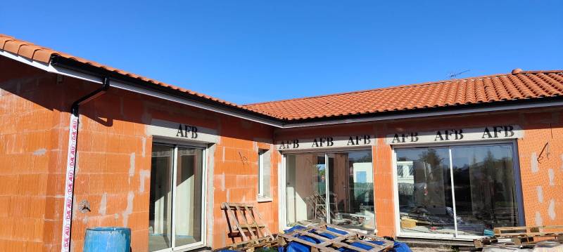 Habillage de fenêtre et gouttières N325 bleu ardoise avec descentes 60x80 à Saint-Pierre-du-Mont