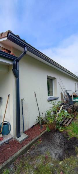 Opter pour des professionnels pour des gouttières et descentes en aluminium bleu ardoise près de Saint-Pierre-du-Mont