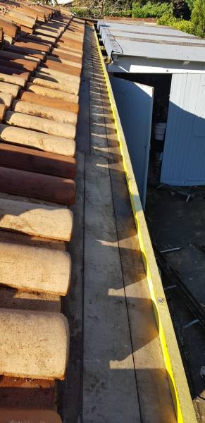 Gouttières demi-rondes en gris antique et leurs descentes à Parentis-en-Born