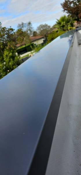 Pourquoi choisir une couvertine mécanique bleu ardoise pour sublimer les détails de vos finitions à Biscarrosse dans les Landes