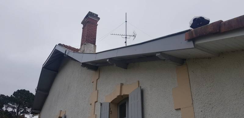 Installation d’un habillage, d’une gouttière et d’une descente sur une habitation par Alu Gouttières Bisca