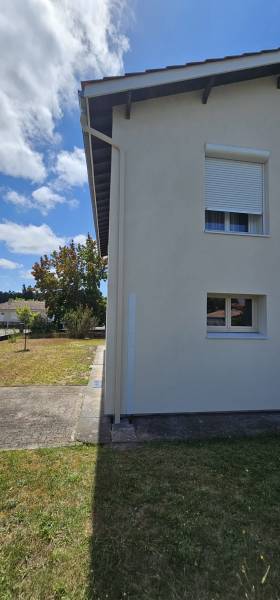 Comment raccorder des gouttières en zinc et installer des descentes afin d’évacuer les eaux pluviales à Ychoux