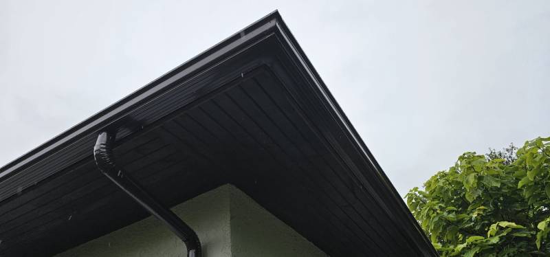 Quels avantages offrent des gouttières n325 de couleur marron avec descentes 80mm installées à Mimizan