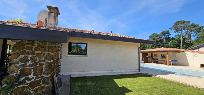 Protection de votre maison par DAL'ALUà Gujan Mestras des intempéries avec un habillage en bandeaux et des gouttières 325 et leur descente