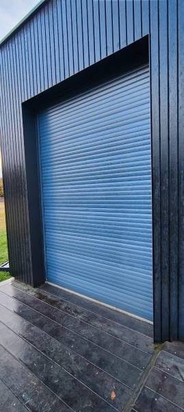 Pose par un expert d'un habillage d'encadrement de portes en noir graphite près de Parentis-en-Born