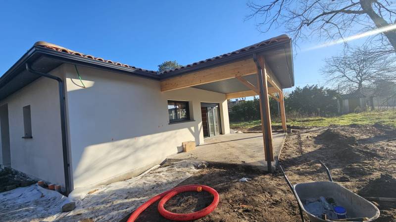 Sous-face en aluminium gris antique et des gouttières bleu ardoise de qualité au Teich