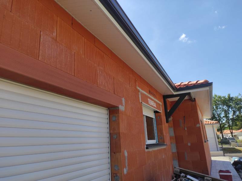 Habillage de bandeaux en aluminium et gouttières G300 avec leurs descentes sur ma maison près d’Orx