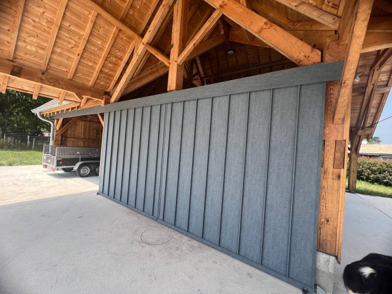 Choisir un habillage de châssis en ferraille avec un capotage de finition en joint debout pour une porte sur un chantier situé au Barp en Gironde