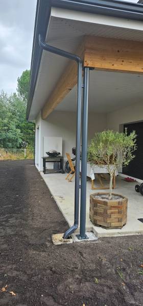 Quel est l’intérêt d’une descente bleu ardoise de dimensions 60x80 sur poteau métallique à Lugos