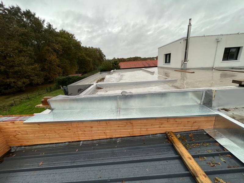 Un entablement et une couvertine en zinc pour un choix esthétique à Saint-Pierre-du-Mont