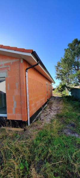 Gouttières n325 avec descentes 60 x 80 de couleur noire à Orx