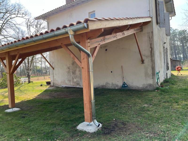 Mise en place d’un solin souple, d’une gouttière et d’une descente en zinc sur une charpente à Salles